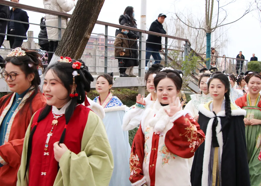 我們的節(jié)日·歡樂(lè)中國(guó)年丨西鄉(xiāng)：漢服巡游！太！驚！艷！