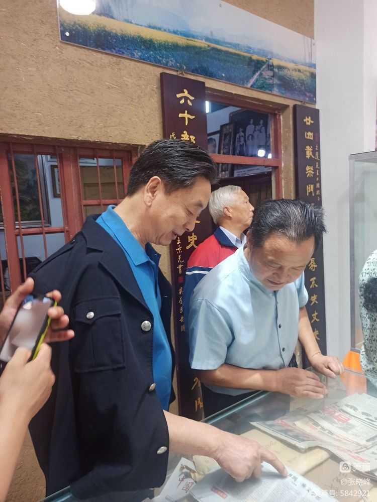 漢中老年大學(xué)詩詞學(xué)會參訪王蓬文學(xué)館紀實