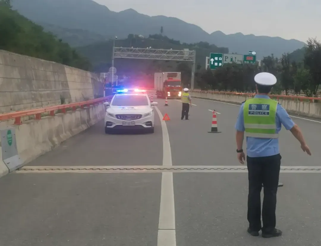 大巴故障46名學(xué)生被困高速，漢中交警迅速救援保平安