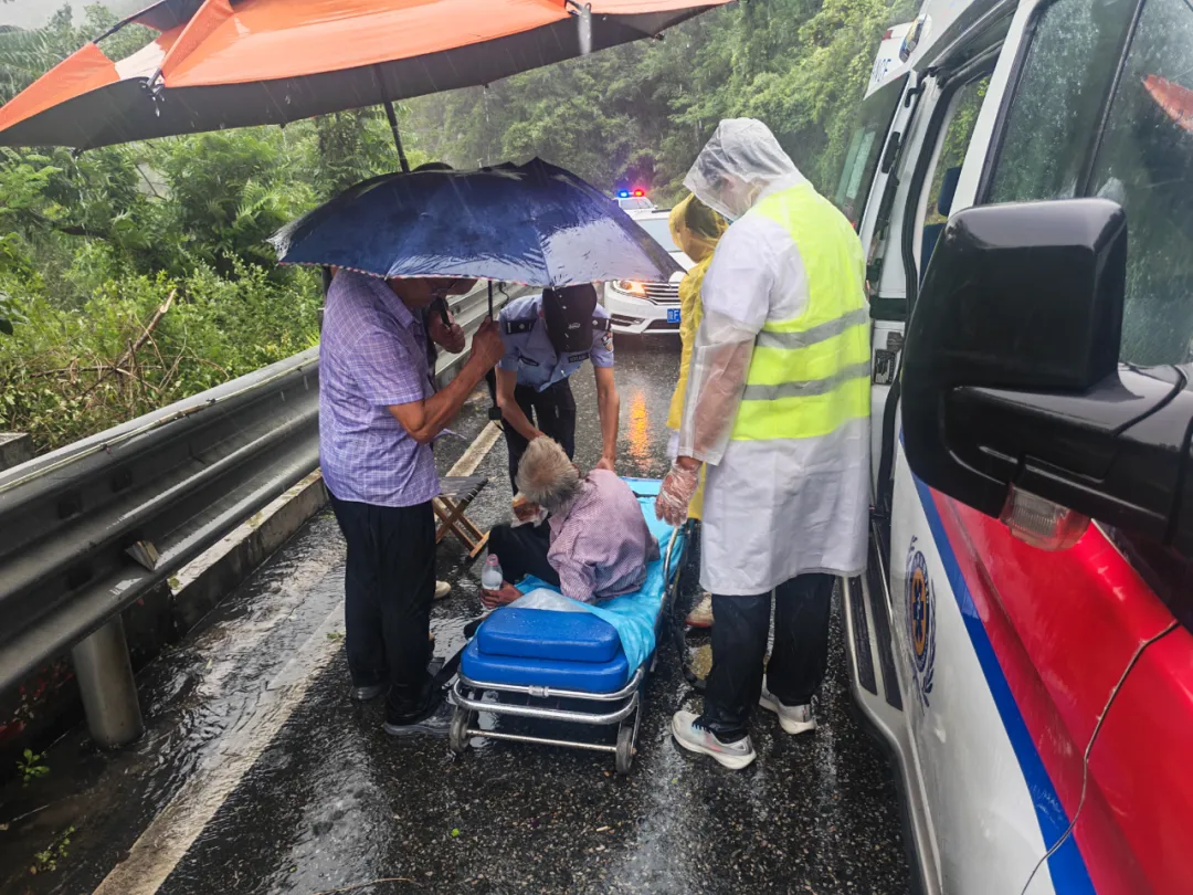 暖心救助！八旬老人雨中迷路，漢臺民警及時護(hù)送回家