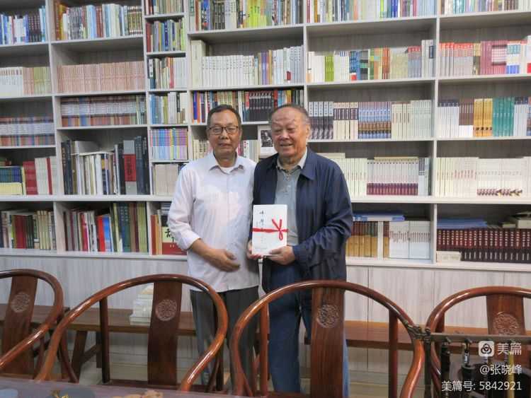 漢中老年大學(xué)詩詞學(xué)會參訪王蓬文學(xué)館紀實