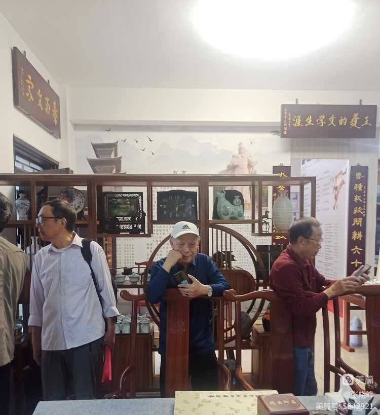 漢中老年大學(xué)詩詞學(xué)會參訪王蓬文學(xué)館紀實